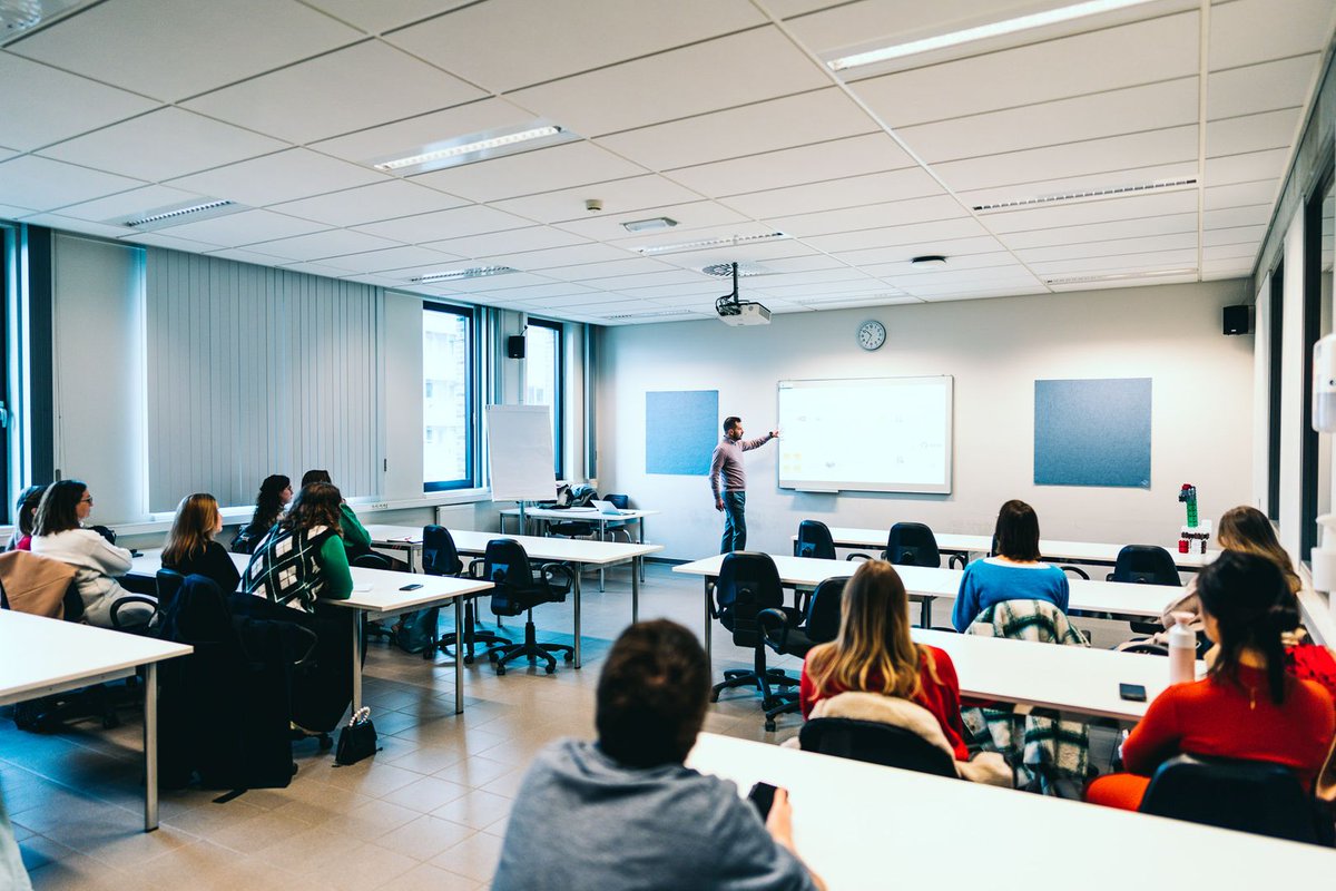 ThomasMoreBE's tweet image. Op campus Turnhout was er vandaag de grote jobbeurs voor de zorg- en welzijnssector ⛑ Een 60-tal ziekenhuizen en andere zorginstellingen gingen in gesprek met meer dan duizend studenten 👋🏾  #wearemore