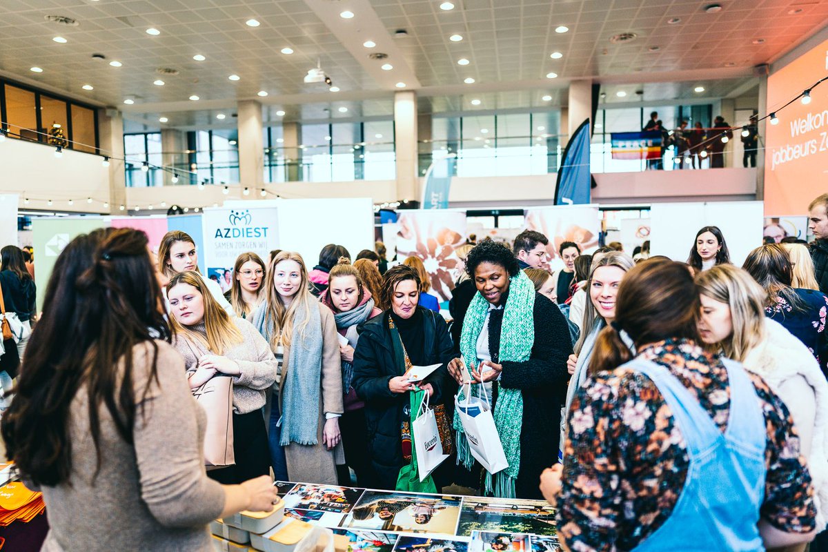 ThomasMoreBE's tweet image. Op campus Turnhout was er vandaag de grote jobbeurs voor de zorg- en welzijnssector ⛑ Een 60-tal ziekenhuizen en andere zorginstellingen gingen in gesprek met meer dan duizend studenten 👋🏾  #wearemore