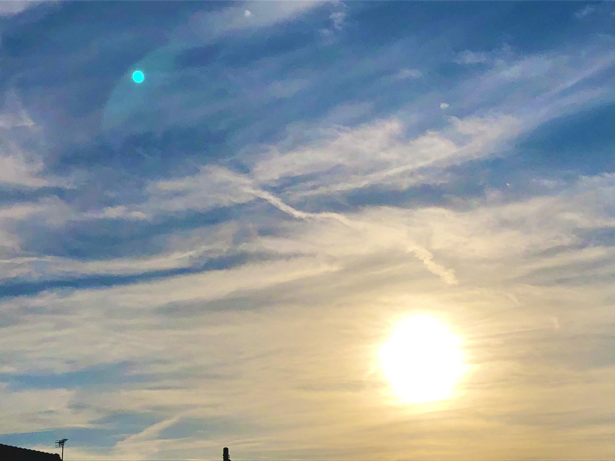 fJVKED9ixBnLDmF's tweet image. 幼き頃から「お姉ちゃんだから、こうしなさい！」って叩きこまれて🥲

いつも「そうしなきゃヤバイことになるかも」って人の顔色見ながら生きてきました…

いつしか思考が変形し…
見えない未来を決めつけて、行動に自分で制限かけていた

でも、それに気づいたから
もう大丈夫😊

happy✨