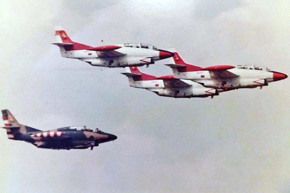 FAV_CLUB's tweet photo. #Historia | Aviones de entrenamiento avanzado Rockwell T-2D Buckeye de la Fuerza Aérea Venezolana, década de 1980

#aviacionmilitar #fuerzaaereavenezolana #t2buckeye #venezuela #favclub https://t.co/xzBdFbaAW7