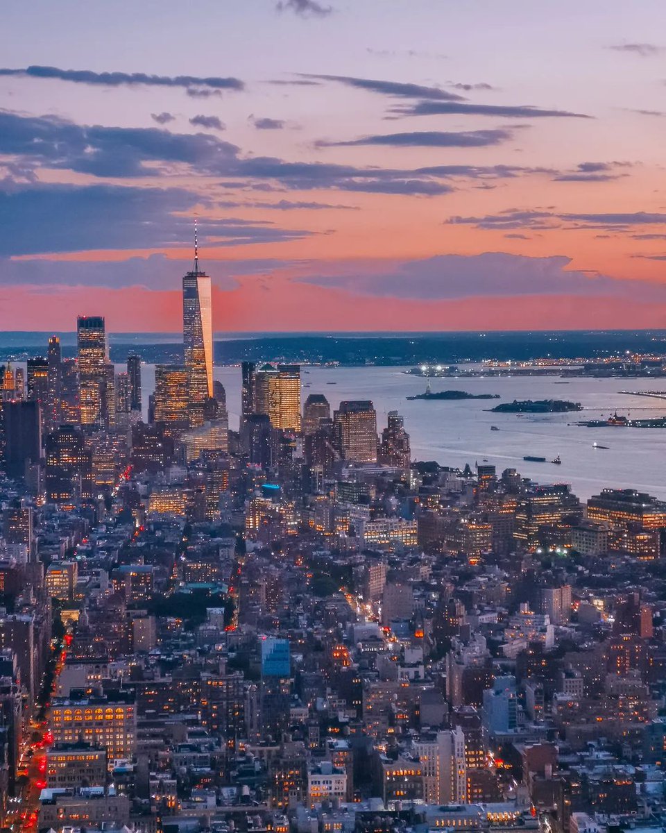 EmpireStateBldg's tweet photo. Who gave the sky permission to look this good https://t.co/WrJpVXxZIp