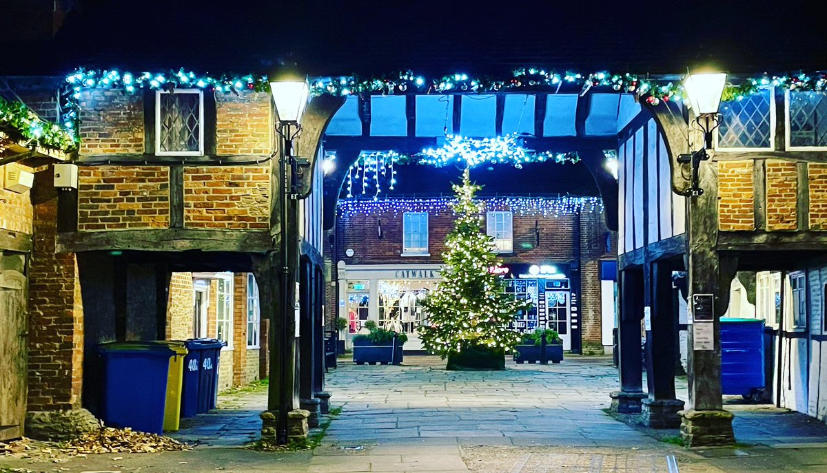 Annettecd13's tweet photo. Loving all the Christmas lights! So pretty 😍. This was Godalming last night 🌟   #Christmaslights #Christmastime #Godalming #Christmas2022 https://t.co/aRB9gp7BwU
