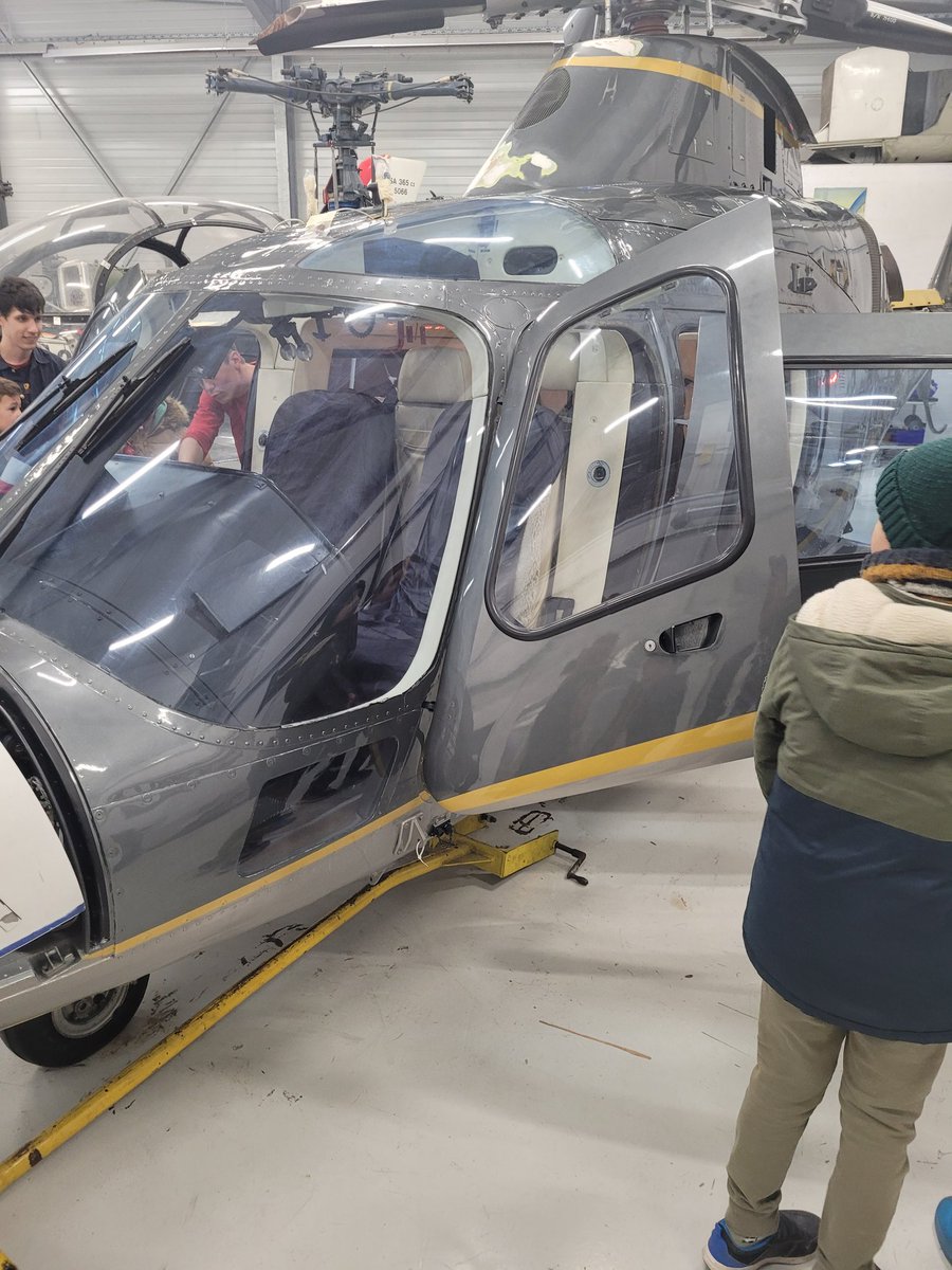 patrice_gros's tweet photo. Une visite exceptionnelle des ateliers de la #filière maintenance aéronautique du #LGM par les élèves de l'école du #Versoud en #Isère.
Des #enseignants et des lycéens passionnés, des #élèves de CM2 éblouis par les plateaux techniques.
Bravo et merci !
@HeleneInsel @acgrenoble https://t.co/H9OkPER7q3