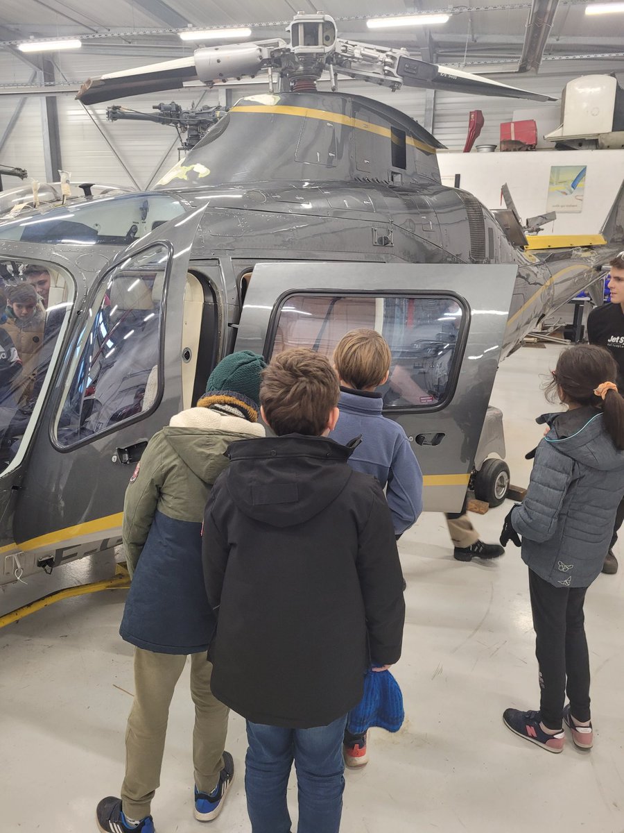 patrice_gros's tweet photo. Une visite exceptionnelle des ateliers de la #filière maintenance aéronautique du #LGM par les élèves de l'école du #Versoud en #Isère.
Des #enseignants et des lycéens passionnés, des #élèves de CM2 éblouis par les plateaux techniques.
Bravo et merci !
@HeleneInsel @acgrenoble https://t.co/H9OkPER7q3