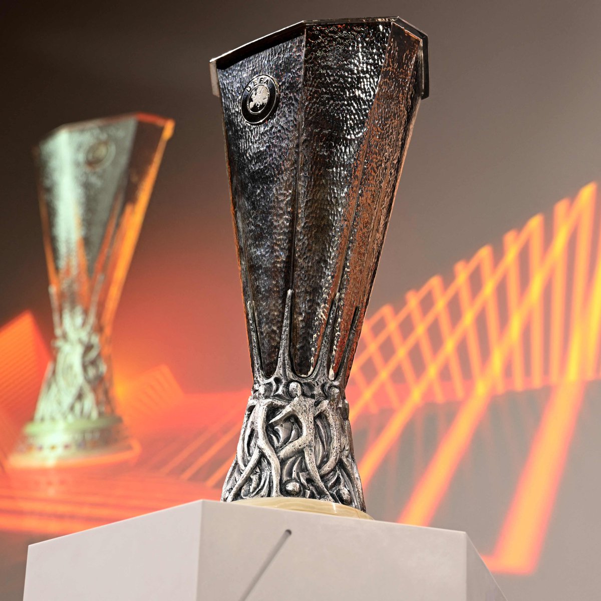 Who'll lift the 🏆 this year?

#UEL https://t.co/xbMFSPuMQB