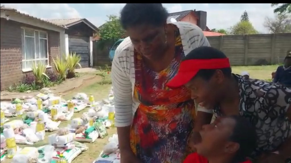 ChineseZimbabwe's tweet photo. Mme. Wang Wei, wife of the Chinese Amb., donated food &amp; daily necessities to kids supported by Zimbabwe Parents of Handicapped Children Association on behalf of the Embassy. This is the Embassy &amp; Chinese community's constant efforts to improve livelihood of the vulnerable in 🇿🇼. https://t.co/cwWJ6x2iiH