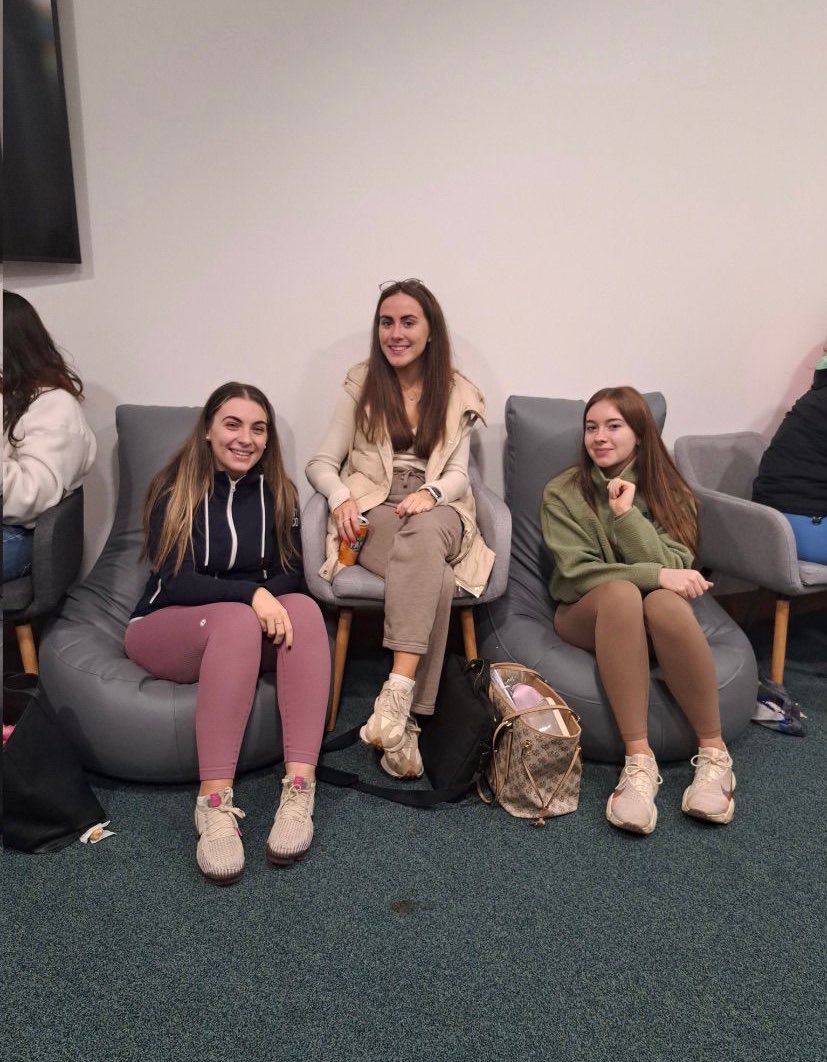 bladhairernag's tweet photo. Thug @AineEibhlin cuairt ar @StAngelasSligo an tseachtain seo ‘chuaigh thart agus bhuail sí le cuid dena mic léinn atá ag staidéar ansin! 

@STACSSU https://t.co/qKhBOGtWX9