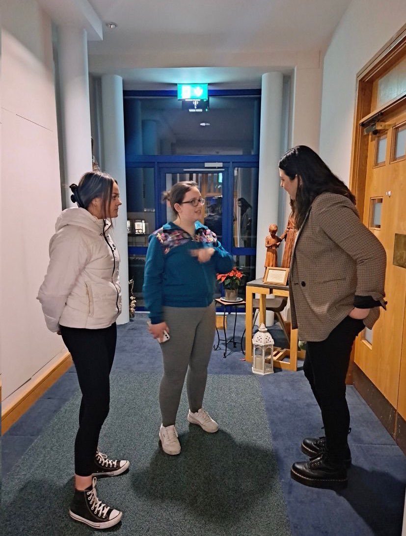 bladhairernag's tweet photo. Thug @AineEibhlin cuairt ar @StAngelasSligo an tseachtain seo ‘chuaigh thart agus bhuail sí le cuid dena mic léinn atá ag staidéar ansin! 

@STACSSU https://t.co/qKhBOGtWX9