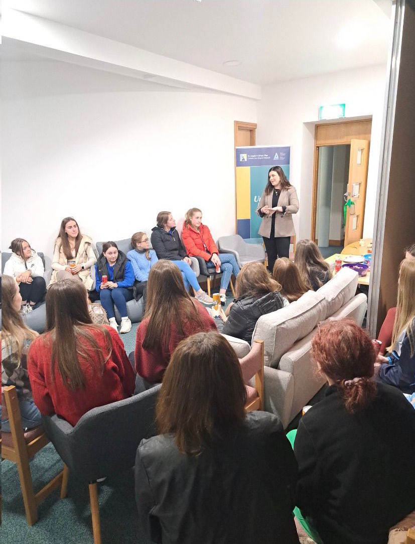 bladhairernag's tweet photo. Thug @AineEibhlin cuairt ar @StAngelasSligo an tseachtain seo ‘chuaigh thart agus bhuail sí le cuid dena mic léinn atá ag staidéar ansin! 

@STACSSU https://t.co/qKhBOGtWX9