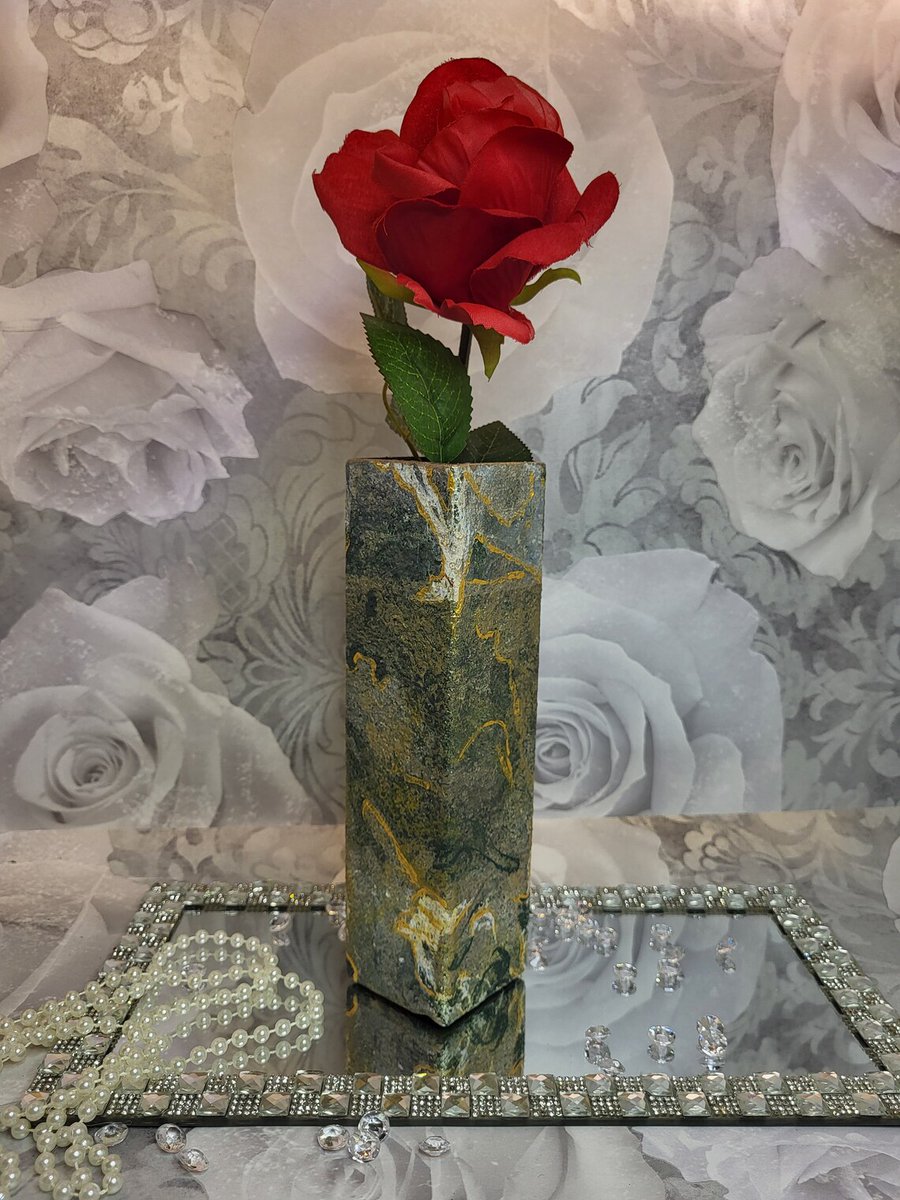 CreationTk's tweet photo. Rectangle Hydro-Dipped Slides Multicolor Flower Vase

For more products please visit our shop @ https://t.co/NrK8qRwLkw

#paintedvase #squarevase #hydrodippedglass #multicolorflowers #retrostyledecor #giftformom #vaseformom  #goldenvase #paintedgift #paintedglass #homedecoration https://t.co/yvTOjnC0F2