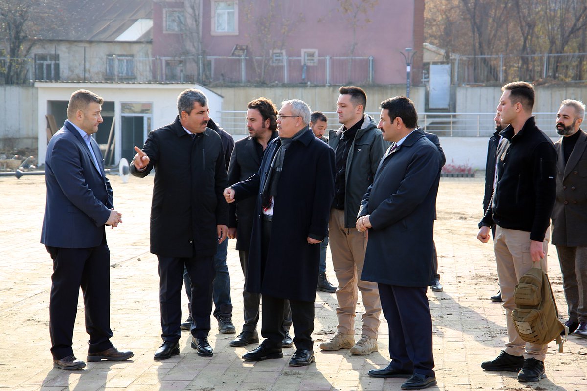TCMusValiligi's tweet photo. Vali Doç.Dr.İlker Gündüzöz, Muş Belediye Başkanı Feyat Asya ile birlikte yapımı tamamlanmak üzere olan 20.000 metre kare yaşam alanı ve 600 araçlık kapalı otoparkı olan Kent Meydanında incelemelerde bulundu. https://t.co/DCoNm0PnHV