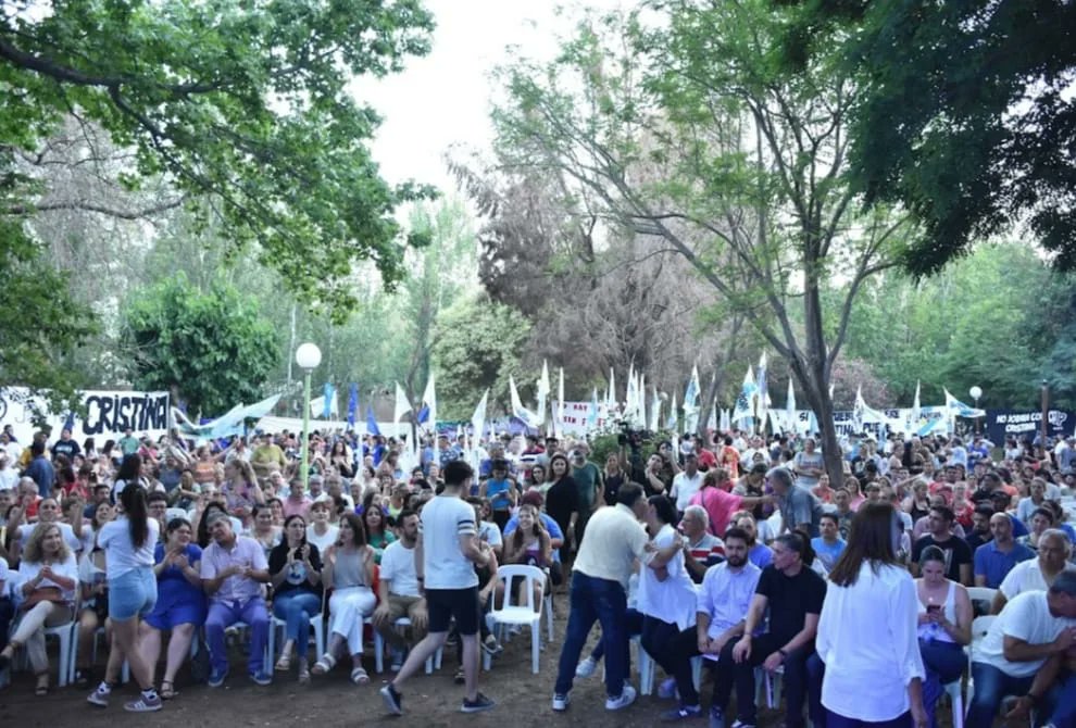 JuninPartido's tweet photo. Ayer se llevó a cabo la Asuncion de las nuevas autoridades del Partido Justicialista Mendoza 
El Consejo Partidario estará conformado por la compañera Flor Destéfanis  y los compañeros Gustavo Aroma  y Sergio Gimenez 
Gracias Anabel Fernández Sagasti  presidenta saliente del PJ. https://t.co/D4AFH3xYYh