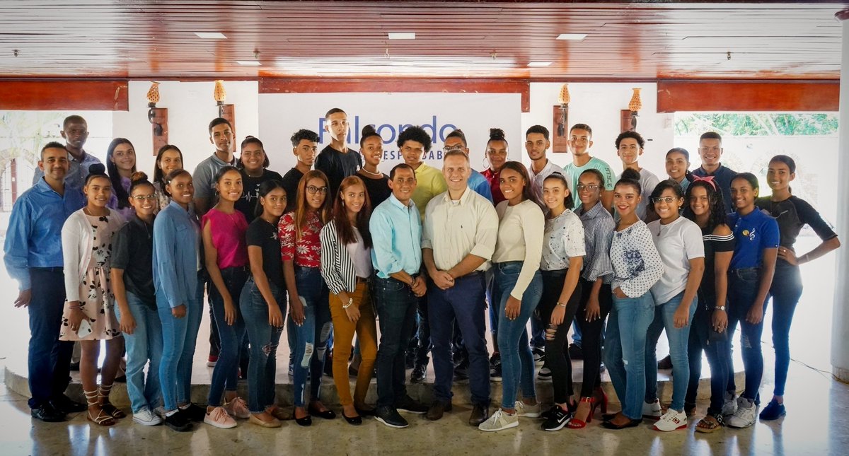 falcondord's tweet photo. Creemos e impulsamos el futuro del país, a través de jóvenes de nuestras comunidades vecinas. El mes de octubre celebramos la tercera promoción del Programa de Liderazgo Juvenil Creciendo, en la que 29 participantes se instruyeron sobre liderazgo y responsabilidad social. https://t.co/vlMV8PYHKg