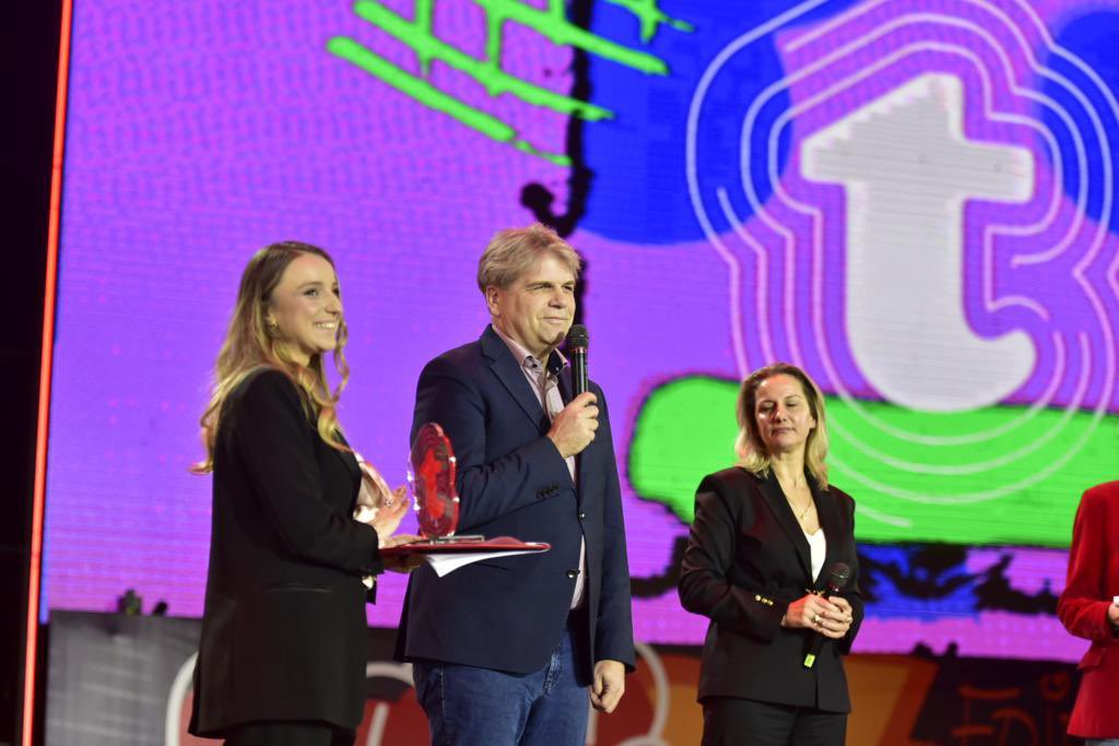 steinerbalkans's tweet photo. Gëzuar „Ditën ë Rinisë“ në vitin Europian të Rinisë! Very pleased that 🇦🇹Austrian Embassy has been part of many activities in the framework of Tirana 🇪🇺European Youth Capital and many thanks to @tiranaeyc for the trophy of gratitude at closing event today🙏🙏🙏! 🇦🇹🤝🇦🇱! 🇪🇺🤝🇦🇱! https://t.co/dlcbLlIBon