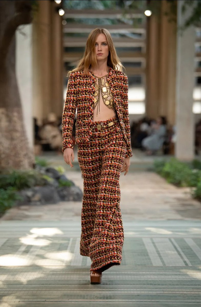 LadymiaMicky's tweet image. Sfilata PreFall23 Chanel @CHANEL #Chanel #PreFall23 #moda #outfit #look #fashion #fashionstyle #style #fashionista #glam #glamour #trendy #tendenza #musthave #myfollowers #UnBacioFatato 👗😍❤️