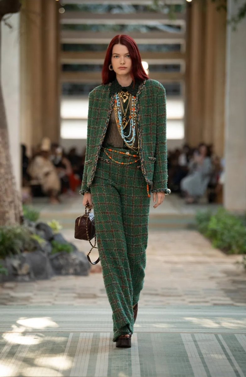 LadymiaMicky's tweet image. Sfilata PreFall23 Chanel @CHANEL #Chanel #PreFall23 #moda #outfit #look #fashion #fashionstyle #style #fashionista #glam #glamour #trendy #tendenza #musthave #myfollowers #UnBacioFatato 👗😍❤️