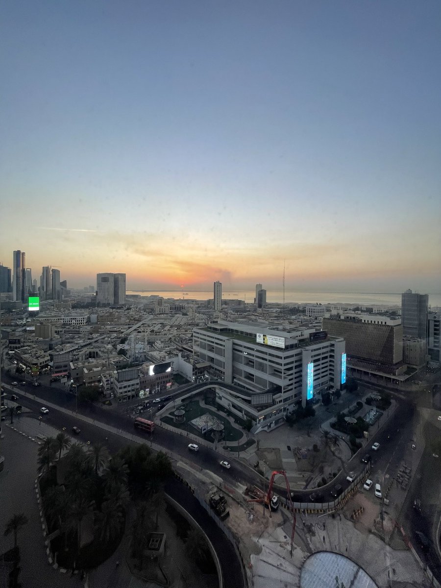 twentyeightkw's tweet photo. POV: your office has the best sunset views https://t.co/HoCrUywlul