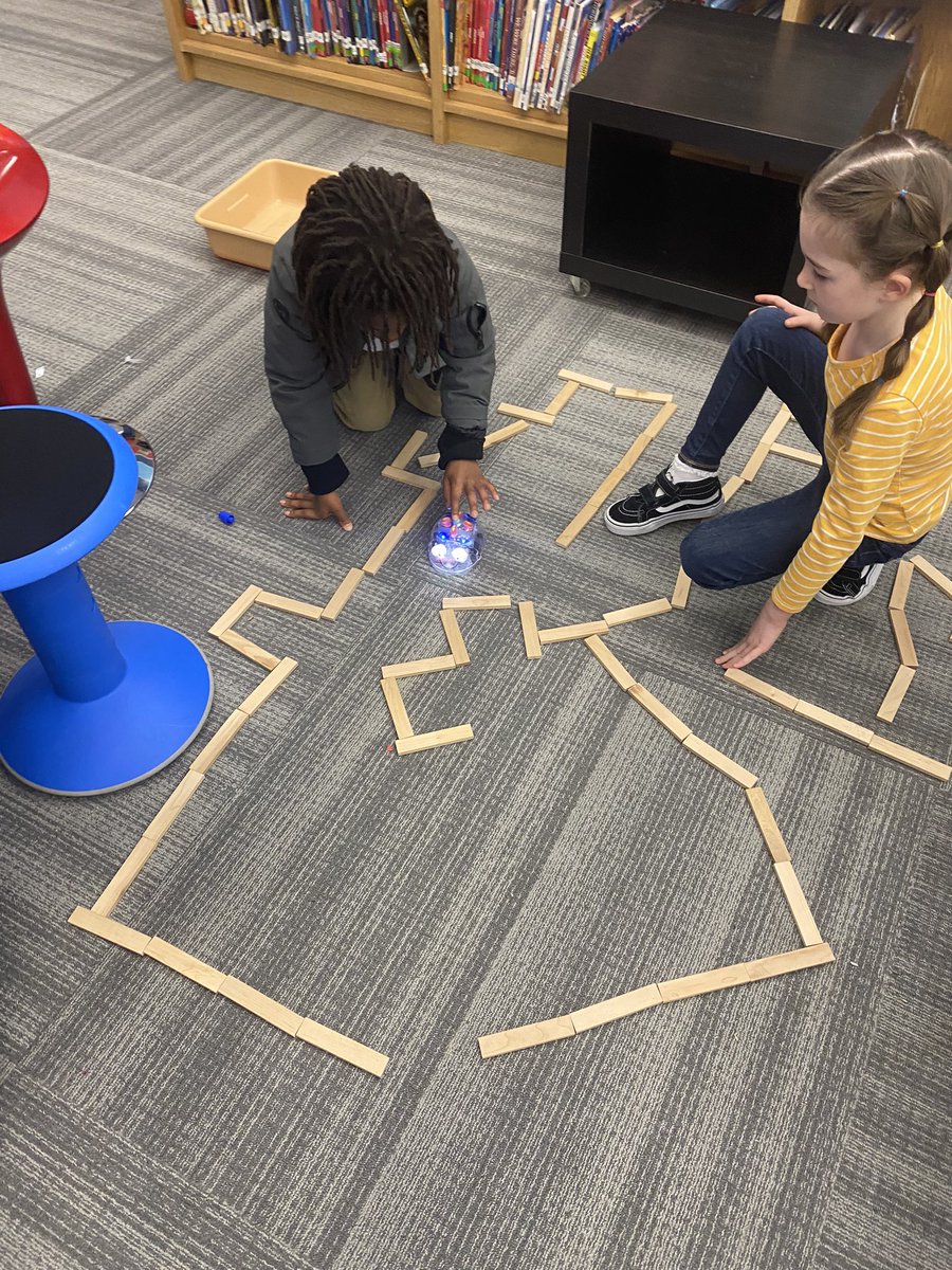 My second graders are enjoying using beebots in library! <a href="/EthridgeES/">Ethridge Elementary</a> #HourOfCode