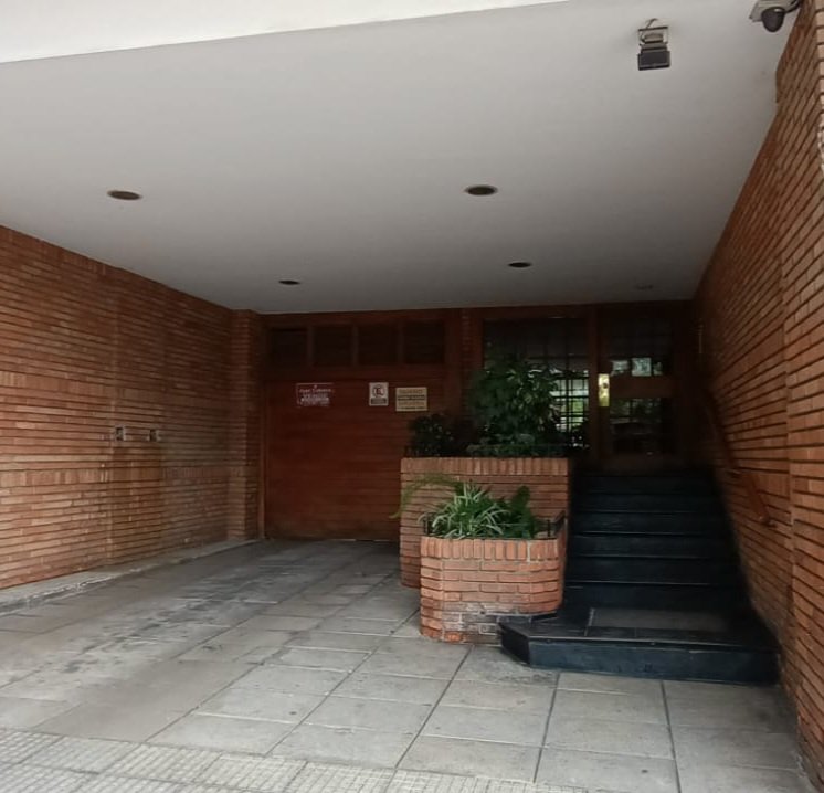 Lili_Acrich's tweet photo. @horaciorlarreta Vigencia ilumina al intendentenpara que mi padre no esté preso en su departamento imposibilitado de salir porque ni los propietarios del edificio ni los inspectores de la Ciudad se dignan a resolver del problema de una rampa para silla de ruedas. @clarincom @todonoticias @C5N https://t.co/pkDeRdt7Gy