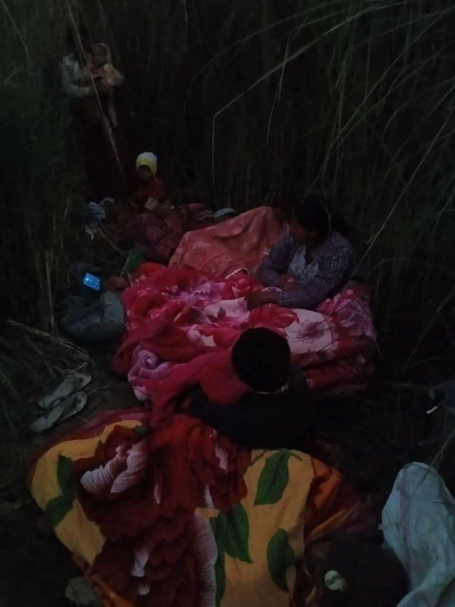 Benibera4's tweet photo. Junta soldiers have been launching an offensive to the villages at the border of Maddaya tsp, Mandalay region, and Sagaing tsp, Sagaing division at night. Thus, over thousands of residents have fled to safe places amidst the cold weather. #2022Dec8Coup #WhatsHappeningInMyanmar https://t.co/97DEEHQ4Hc