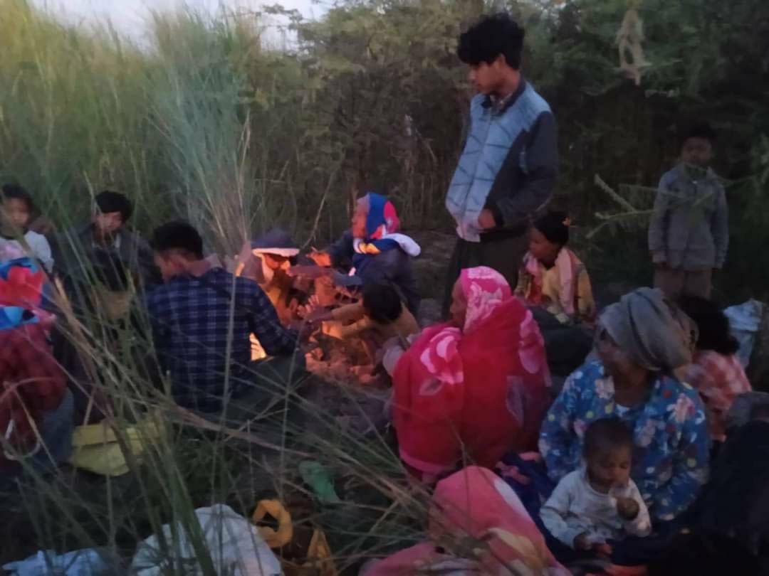 Benibera4's tweet photo. Junta soldiers have been launching an offensive to the villages at the border of Maddaya tsp, Mandalay region, and Sagaing tsp, Sagaing division at night. Thus, over thousands of residents have fled to safe places amidst the cold weather. #2022Dec8Coup #WhatsHappeningInMyanmar https://t.co/97DEEHQ4Hc