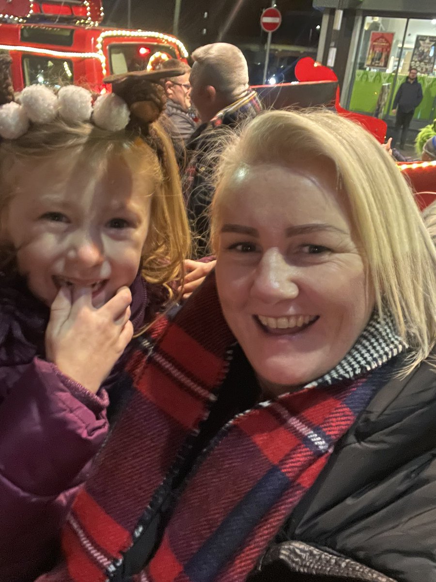 Tracybelfast1's tweet photo. Love our communities at Christmas 😎🎅🏻🤶🏻🎁🎄

#sandyrow #annadale #village #southbelfast ❤️ https://t.co/rO7HjZAGEi