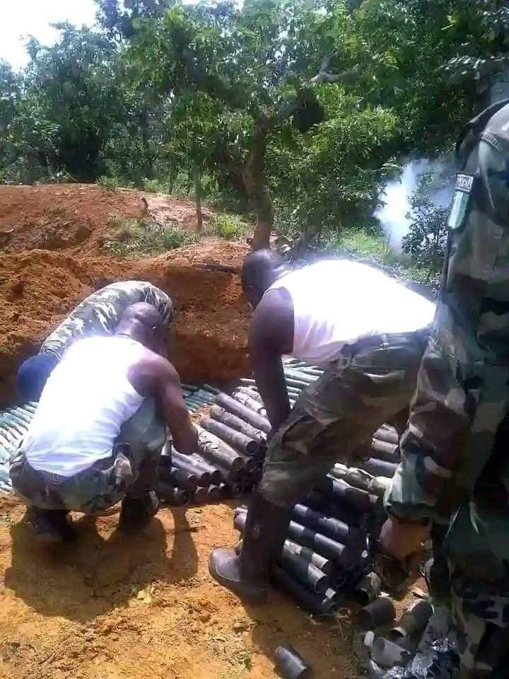 Erugo8's tweet photo. Breaking!!! These Nigerian soldiers were captured on drone burying destructive weapons in a part of Biafran land.

The time is now for every Biafran to rise up and defend his ancestral land from the uncircumcised Fulani janjaweed foot soldiers.

Pls share widely, there is danger https://t.co/Doia1MfU2n