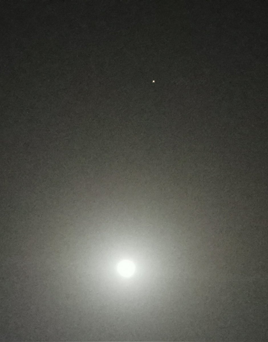 ocomar's tweet photo. Vous etes à Ouagadougou ?
L'étoile qui brille bien au dessus de la pleine lune qu'on observe ce soir, c'est Mars.
Retournez vous puis observez légèrement plus haut une autre étoile brille bien plus, c'est Jupiter.
Profitez en malgré la pollution lumineuse.
#Lwili
#TL226 https://t.co/3BiR0cPA2t