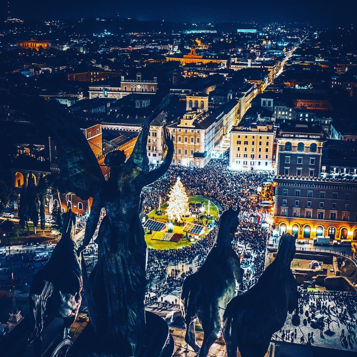 L’accensione dell’albero di Natale a Piazza Venezia… spettacolo puro! #8dicembre #Roma