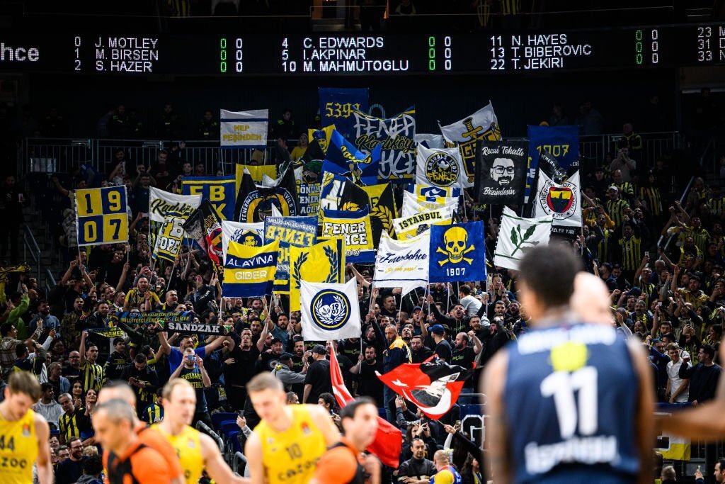 gencfborg's tweet photo. SİNEMA SALONU DEĞİL, TRİBÜN! https://t.co/X7C4sD6vJB