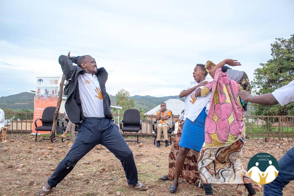 Nachamafrica's tweet photo. In partnership with @UNFPABurundi, @Nachamafrica is following the awareness raising on prevention and response to Gender Based Violence at Makamba Hospital.(1/4)
@GenreMinistere
@mspls_bdi @UN_Burundi @DistricMakamba @Sabushimike_Ime @anyangwe4 @DamienMama @DrCrespin https://t.co/mzlbvbZyRg