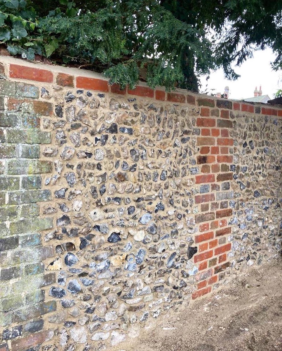 dunne_ltd's tweet photo. Nice little rebuild last week. Coursed field flint. Gritty lime mortar.
#Watlington #FieldFlint #reclaimed #ReuseRecycle #Flint #Repointing #RedBrick #Repair #BrickWork #LimeMortar #BrickRestoration #BuildingRestoration #Restoration #repointing #ArchitecturalDetails https://t.co/LlAsR0YFoX
