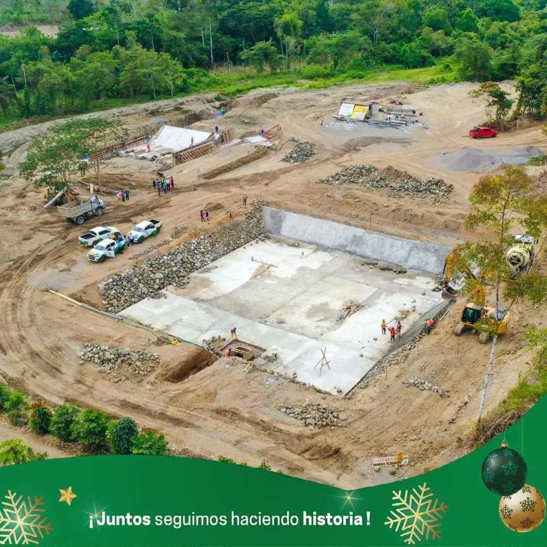 PrefecturaESM's tweet photo. @Robertapsc6, verificó el avance del sistema de riego #Tabuche, en la parroquia Chinca del cantón Esmeraldas. 

A la fecha, el proyecto multifuncional presenta un avance del 40%, genera la contratación de la mano de obra local, y tiene como objetivo dotar de agua permanente. https://t.co/6xwRX8y0Zb