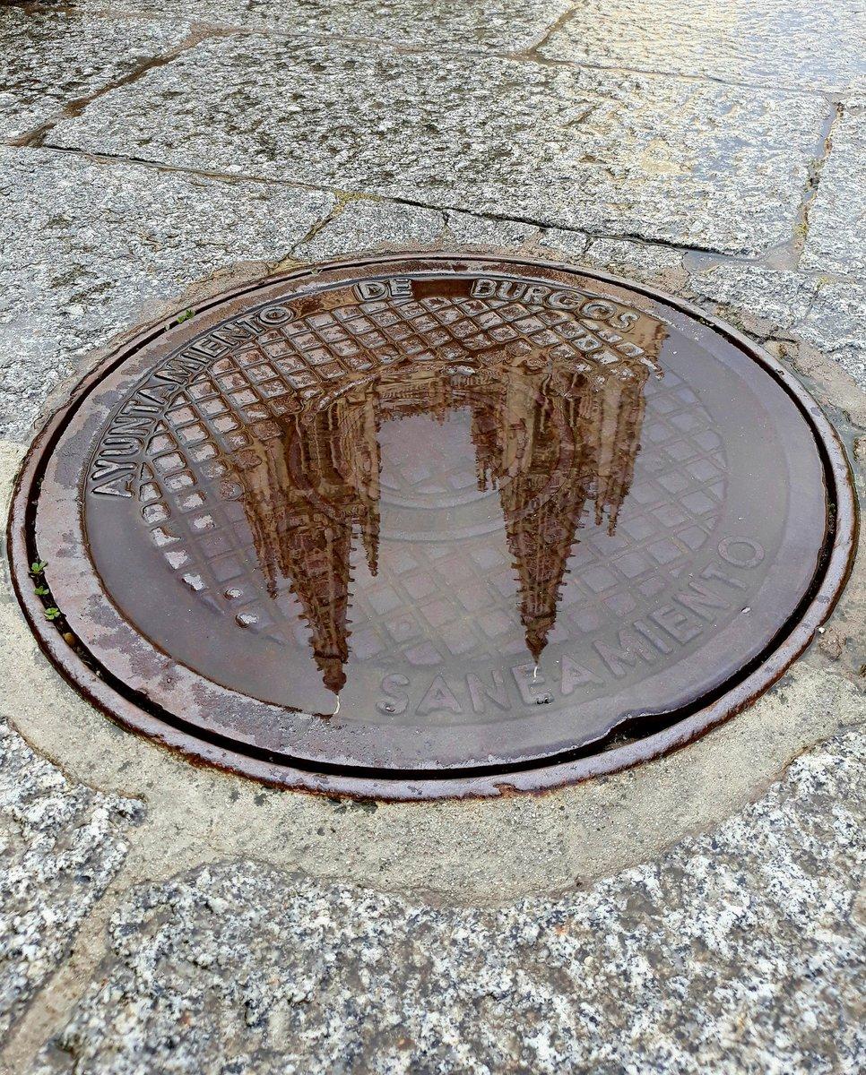 Mundo_Hormigon's tweet photo. Tras la lluvia... Catedral de Burgos  (España) https://t.co/xhpiRHR8sI