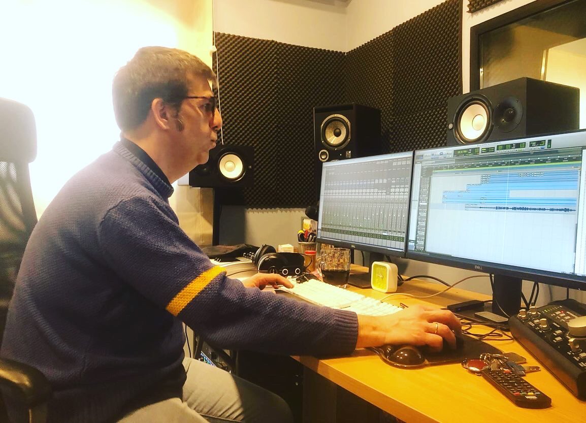 Hoy hemos vuelto al Castillo Alemán de nuestro productor @carloshernandeznombela para grabar voces de nuestro próximo disco. 
Visita y colaboración de un ser de luz (icono, artista, pionero…) @paco_clavel_oficial . 
Gracias a @juansg100 por hacerlo posible🖤🐴