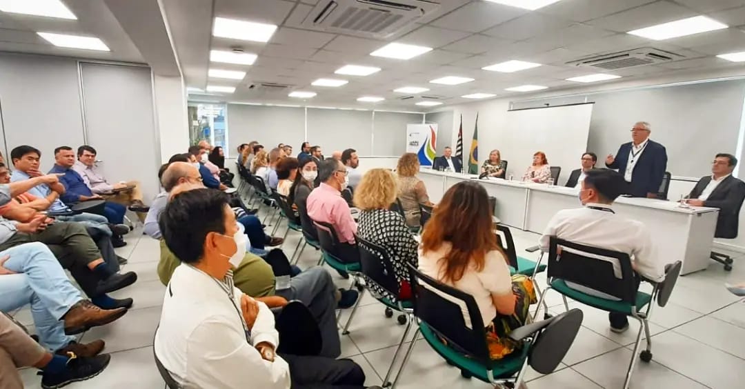 ARSESP's tweet photo. Ontem a Arsesp comemorou 15 anos relembrando sua história, com uma cerimônia híbrida que contou com a presença de antigos diretores e homenagens aos funcionários com mais tempo de casa.

Confira o novo site https://t.co/p0AlhSm7Gf https://t.co/veRMdmIHWy