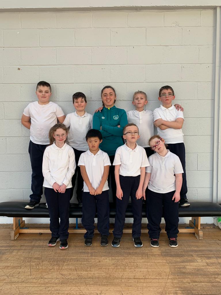 scoilchiarain1's tweet photo. A big thank you again to @_heatherjameson for her block of excellent coaching sessions with some of our junior students. They love practicing and everybody is improving each week @SchoolsIrish @Patrick03847925 @FootballFai @ https://t.co/w0qWR6T170