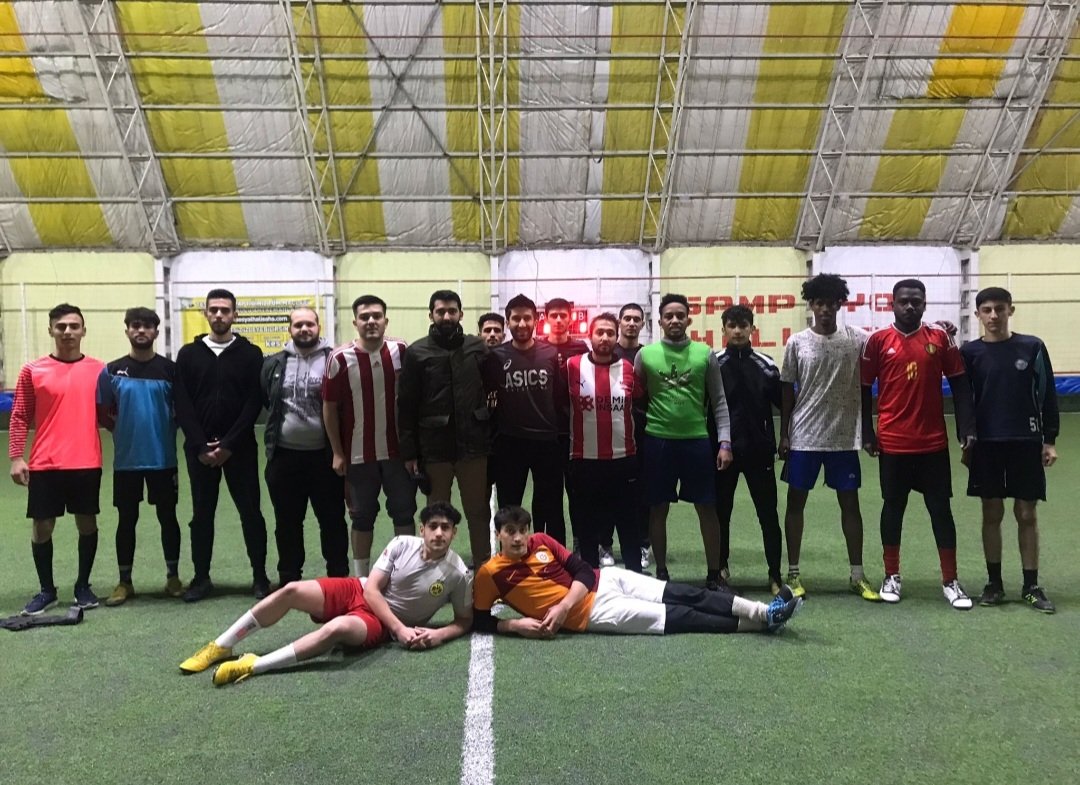 "Kardeşimle Aynı Sahada Omuz Omuza" projemiz kapsamında Genç İHH ile halısaha maçında bir araya geldik. Tabi ki yine dostluk kazandı. Misafirimiz <a href="/Sivasihh/">Sivas İHH</a>  davetimize icabetleri için teşekkür ederiz