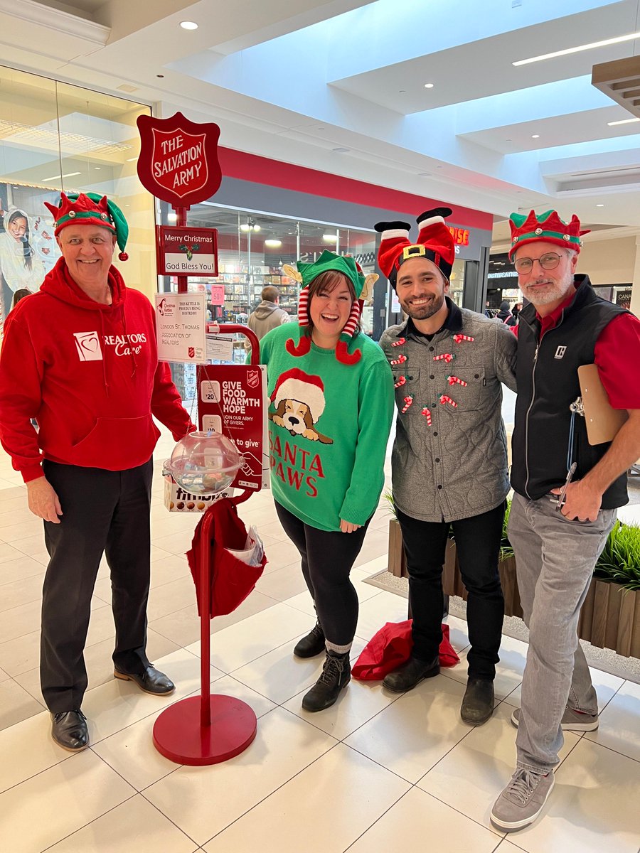lstartweets's tweet photo. Still at White Oaks Mall, saying hi to Lindsay Gowan and Kyle Henry #LSTAR #REALTORS #London #StThomas #SalvationArmy #ChristmasKettles #KettleDrive https://t.co/LEte5zQ9VQ