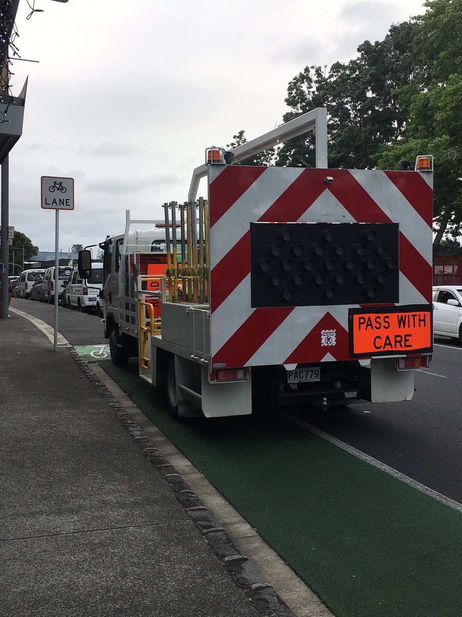 Dear <a href="/AklTransport/">Auckland Transport</a>, is this part of <a href="/DownerNZ/">DownerNZ</a>’s TMP or just the usual poor parking?
Sincerely, a cyclist