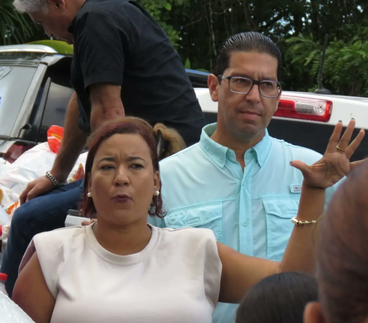 rodrzaguilo13's tweet photo. Vega Alta| Con nuestra alcaldesa, @mmvega2016 y la directora de #ODSEC, Thais Reyes en la repartición de las cenas para la Navidad. ¡Felicidades! https://t.co/JhYSHHQWBR