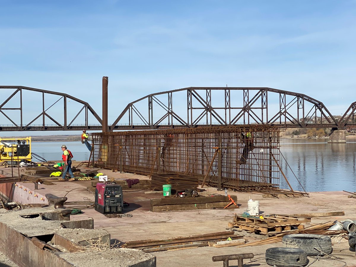 SouthDakotaDOT's tweet image. When working year-round to construct a new bridge in South Dakota, crews take advantage of all warm temperatures and nice weather that they can.

You can read about recent work on the new bridge in the 49th issue of the #PierreFortPierreBridge newsletter.

pierre-ftpierrebridge.com/newsletters