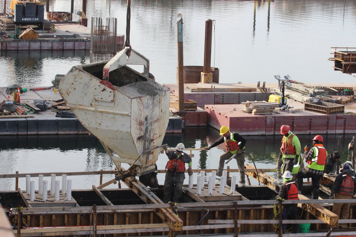 SouthDakotaDOT's tweet image. When working year-round to construct a new bridge in South Dakota, crews take advantage of all warm temperatures and nice weather that they can.

You can read about recent work on the new bridge in the 49th issue of the #PierreFortPierreBridge newsletter.

pierre-ftpierrebridge.com/newsletters