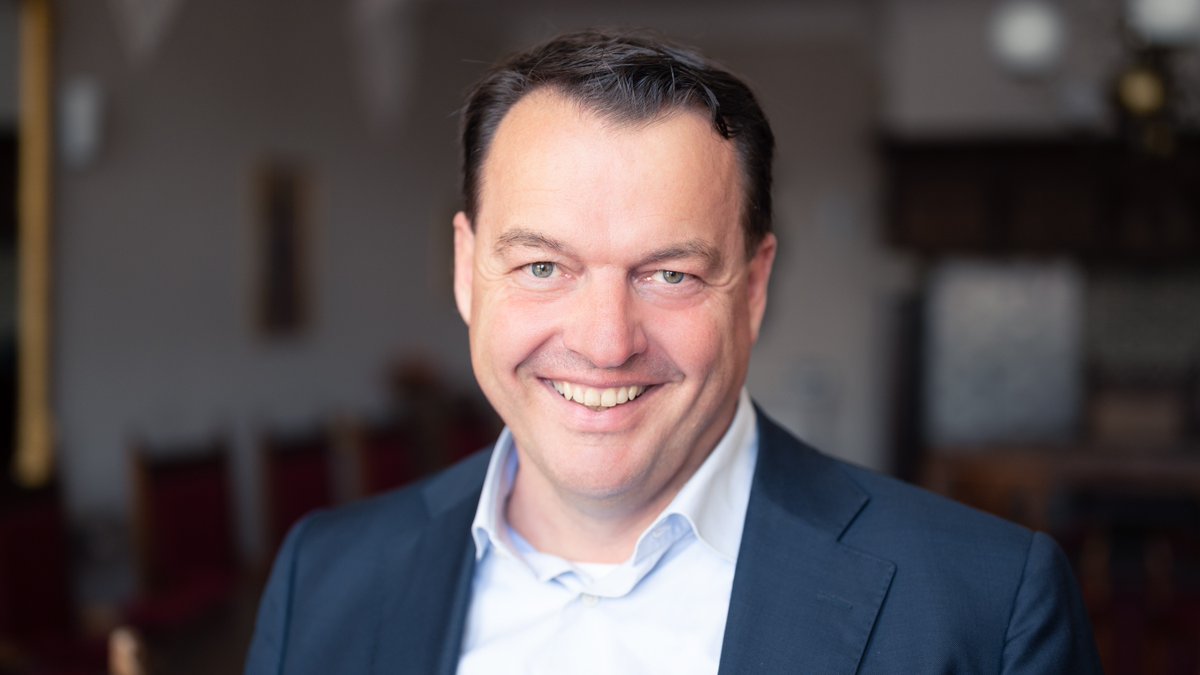 NIEUWS | De Campus heeft een nieuwe interim statutair directeur. Jeroen de Lange is een ervaren bestuurder die zowel in het bedrijfsleven als bij overheden zijn sporen heeft verdiend. Deze ervaring maakt hem bij uitstek geschikt om de Campus te leiden: greenchemistrycampus.com/nieuws/nieuwe-…