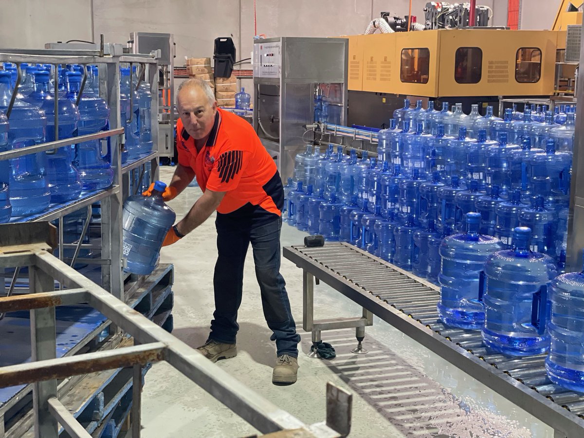 coolaquasprings's tweet image. Here we have Mark, Rick and David bottling spring water from the Great Dividing Range on the production line at our local factory on Saskia Way, Morwell. 

Find out more at our website:
coolaquasprings.com.au
#WorkingHard #SpringWaterDelivery #CoolAquaSprings
