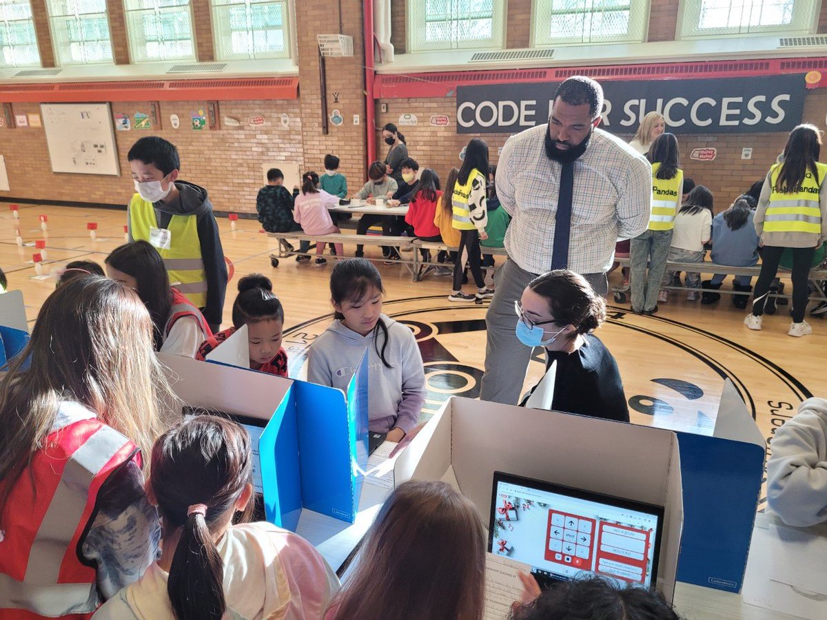94QDavidDPorter's tweet image. Incorporating art, computer science &amp;amp; SEL during #CSEdWeek2022 @makeymakey Thank you @brandonframe @UrbanAssembly @jesscuoccio for joining us @PS94DavidPorter  @NYCSchools @PTAofPS94Q @PS94Makerspace @D26Team