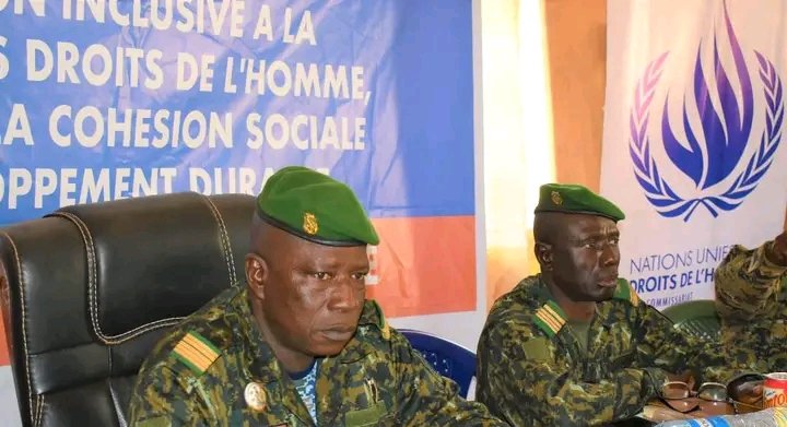 BienvenuM89's tweet photo. A l'occasion de la célébration de la JIDH 2022, @Onudhguinee porte la bonne nouvelle des droits humains aux confins de la Guinée. Ci-dessous quelques images d'une session de sensibilisation à Gaoual.
@Onudhguinee @PVahard @OnuGuinee

https://t.co/UQwNGfqQio https://t.co/33SuPfQPAb