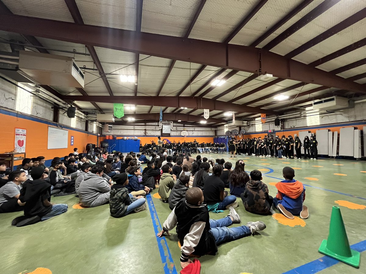 SmithES_AISD's tweet photo. Thank you to @ChoirHoffman and @BandHoffman for coming in today to talk to our 5th graders about the extracurricular options that will be available next year for them! #aldineconnected #smithstallions #hoffmanhornets @AldineISD @igcarter2010 @HoffmanMS_AISD https://t.co/KMiPqLN9fs