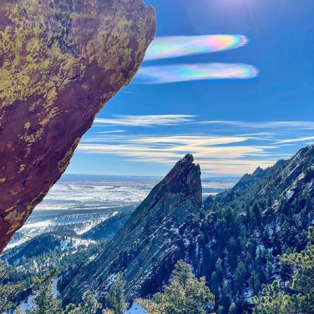 bouldercolorado's tweet photo. Some rainbow clouds over the Flatirons to start off your Thursday 🌈

This is a rare weather phenomenon that happens when small water droplets diffract light.

📷 coloradomountainlover (IG) https://t.co/32d2gRy2SA