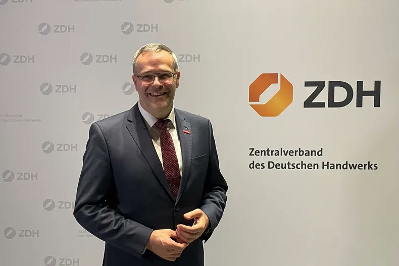 handwerksblatt's tweet photo. Jörg Dittrich hat die ersten 100 Tage als #ZDH-#Präsident hinter sich. Er sieht sich als "#Sprecher für die #Handwerksfamilie" &amp; wirbt für mehr #Wertschätzung für das #Handwerk &amp; die berufliche #Bildung. @Dachschaden @ZDH_news https://t.co/QqvzTJxMJ0 Foto: © Stefan Buhren https://t.co/WqfVbZP3de